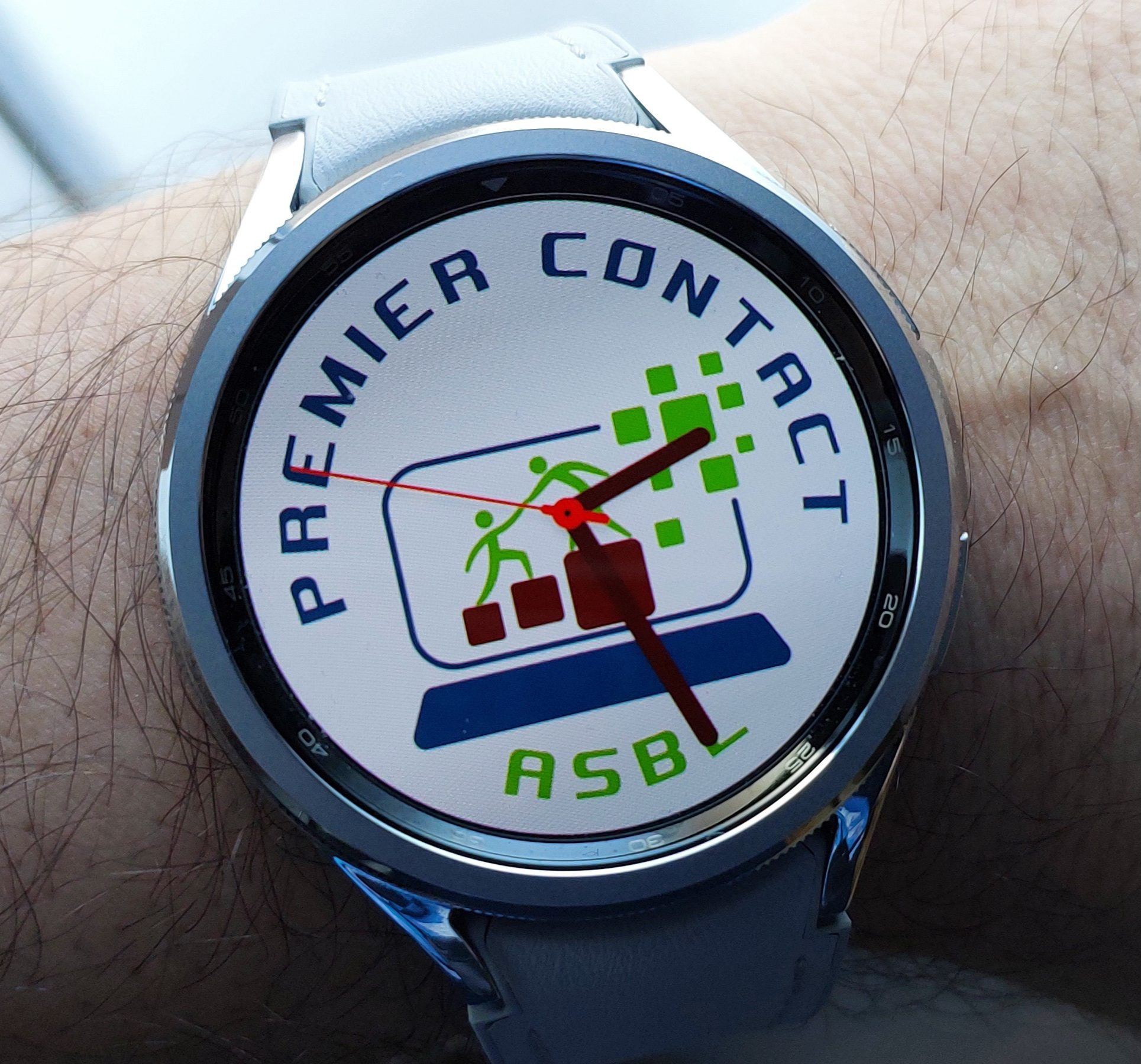 smartwatch avec logo premier contact